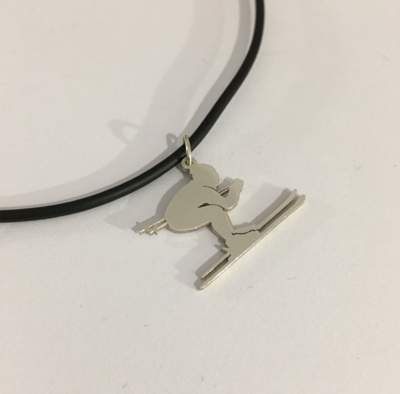 Pingente de esquiador em ouro branco de 750(18kt), personalizável 