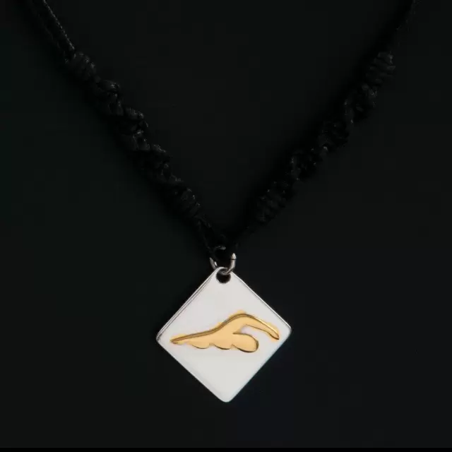 Pendente em forma de losango em prata de lei 925 e nadador banhado a ouro de 18kt  