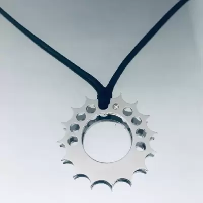 Pendentif couronne à roue dentée en acier personnalisable avec diamant naturel 