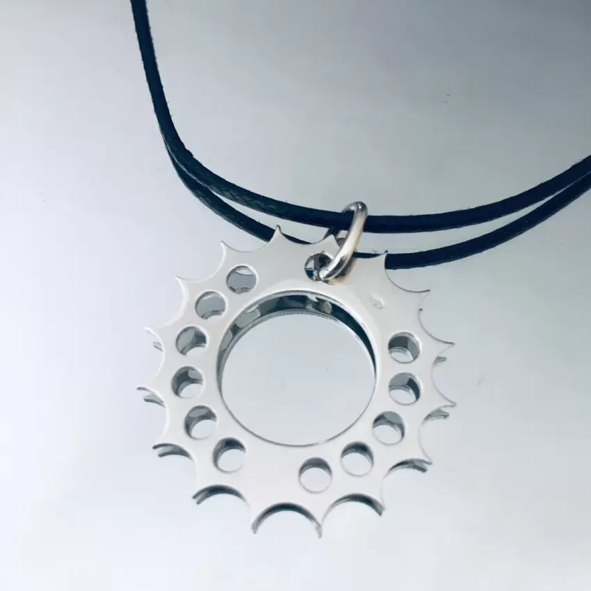 Pendentif couronne à roue dentée en argent 925  