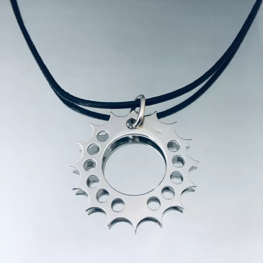 Pendentif couronne à roue dentée en argent 925  