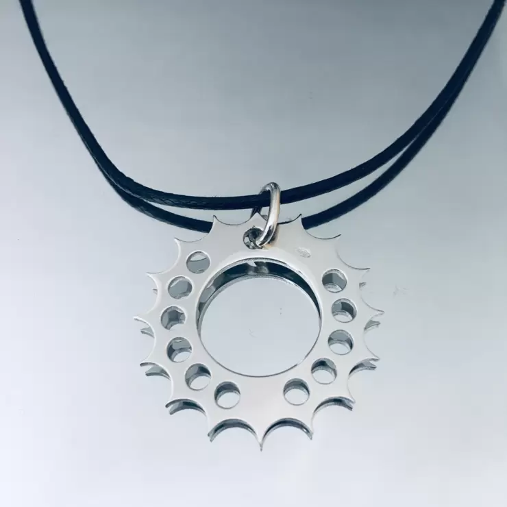 Ciondolo corona ruota dentata in argento 925