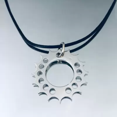 Pendentif couronne à roue dentée en argent 925 