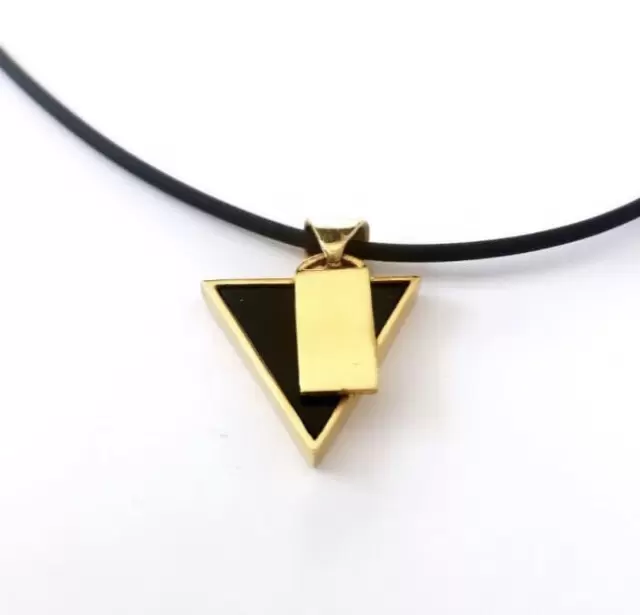 Pendente triangular patenteado em ouro 750 e ónix preto  