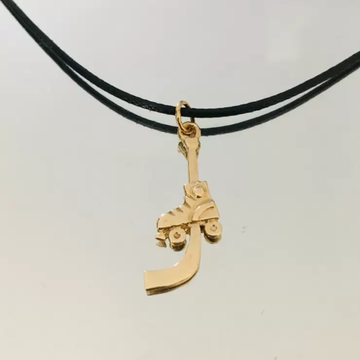 Pendente de bronze personalizável com taco de hóquei e patim