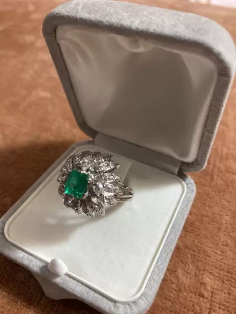 18kt white gold ring with emerald and diamonds  