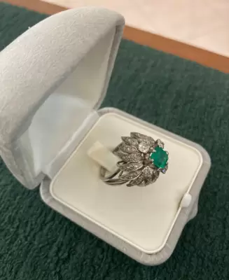 Bague en or blanc 750 avec émeraude et diamants 