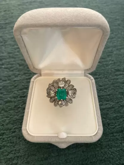 18kt white gold ring with emerald and diamonds