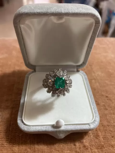 18kt white gold ring with emerald and diamonds  