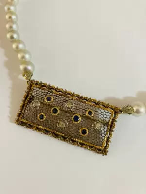 Collier de perles avec pièce maîtresse en or 750/broche avec saphirs et diamants 