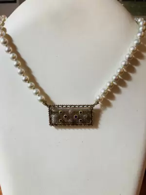 Collier de perles avec pièce maîtresse en or 750/broche avec saphirs et diamants 