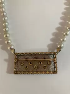 Collier de perles avec pièce maîtresse en or 750/broche avec saphirs et diamants 