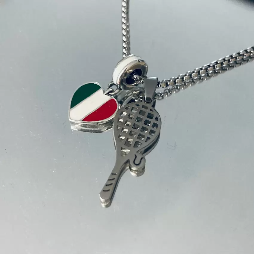 Collana con charms  L'Italia del tennis ci mette il cuore  in acciaio  